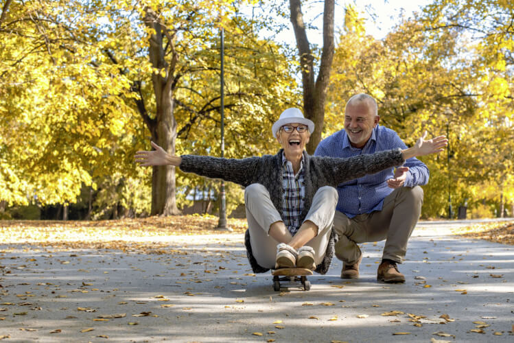 elderly-couple-with-woman-sitting-skate-park